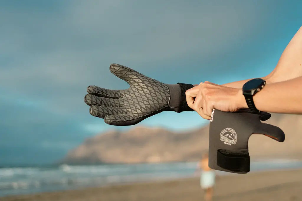 ZONE3 Active-Flex Swim Gloves 